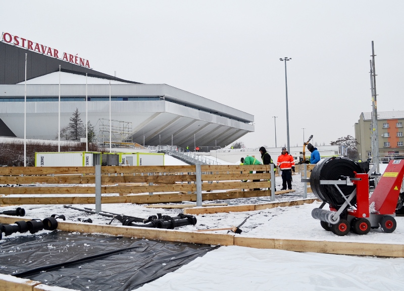 V areálu Olympijského festivalu u Ostrava Arény vznikají bruslařské a lyžařské dráhy. Foto: René Stejskal 